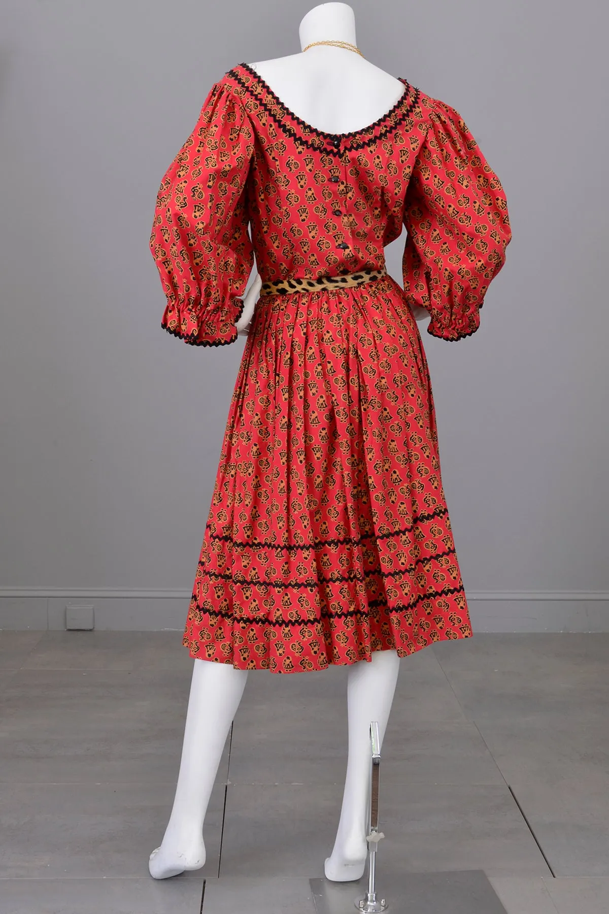 1950s Folklore Peasant Dress with Huge Poet Sleeves and Figural Novelty Print | Vintage Festival Folk Dress