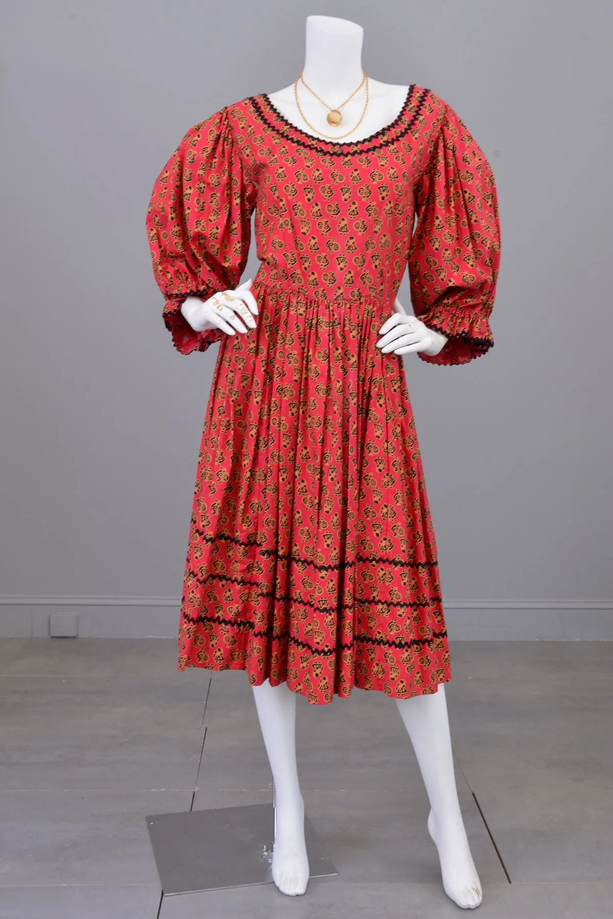 1950s Folklore Peasant Dress with Huge Poet Sleeves and Figural Novelty Print | Vintage Festival Folk Dress