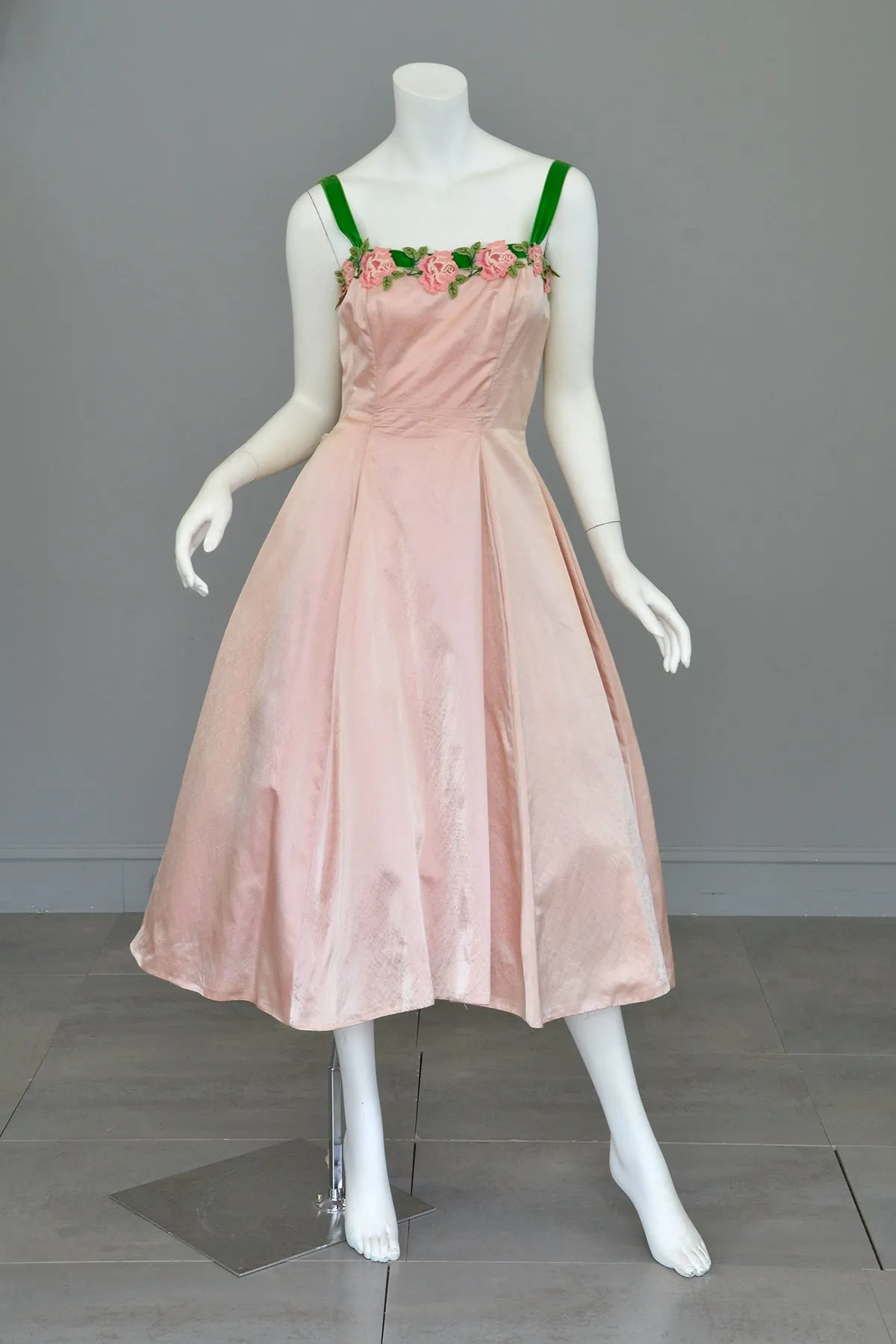 1950s Pale Pink Embroidered Flowers Trim Party Prom Dress