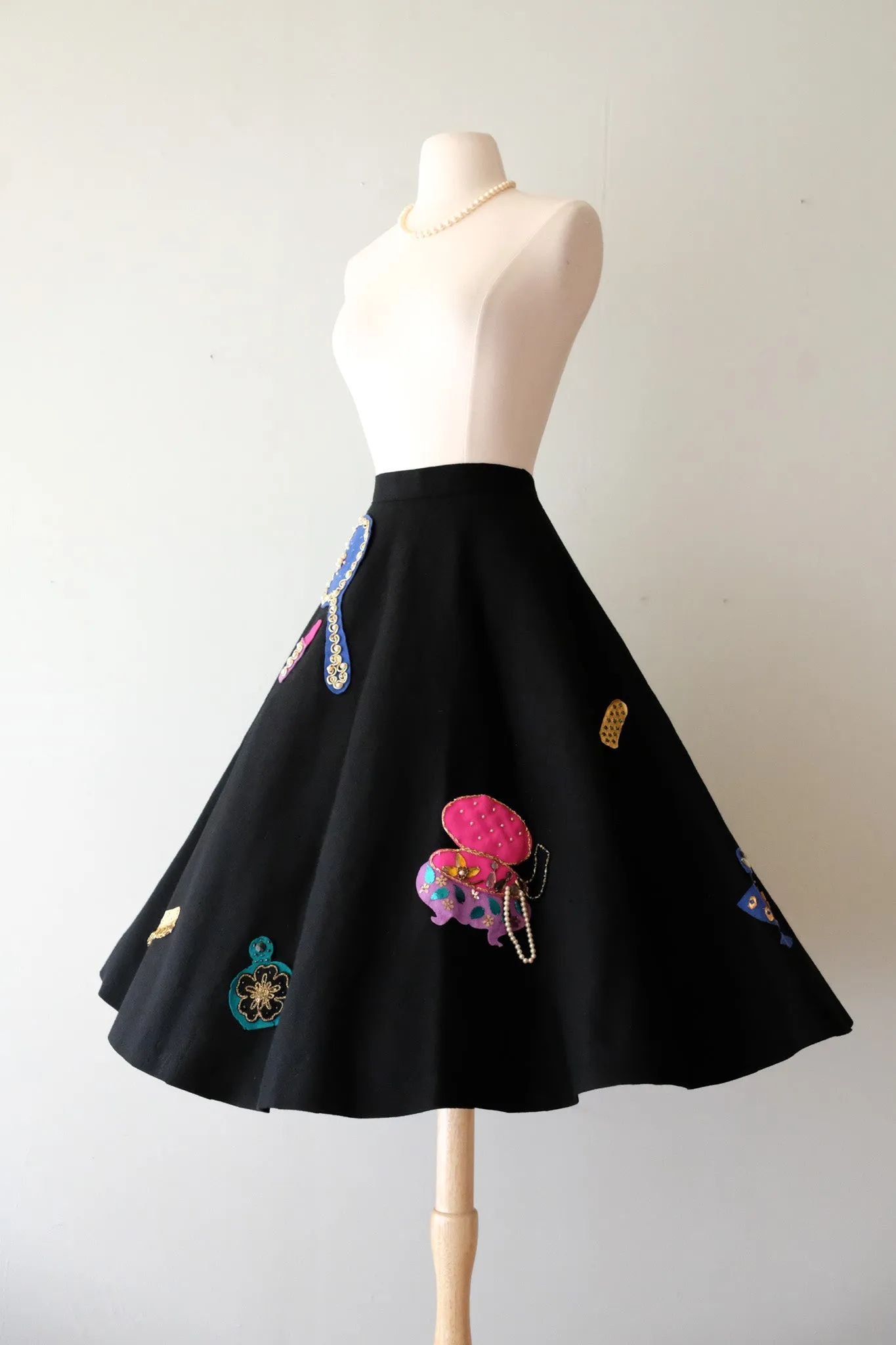 AMAZING 1950's Novelty Print Maquillage Felt Appliqué Skirt By Margie Webb / Sz XS