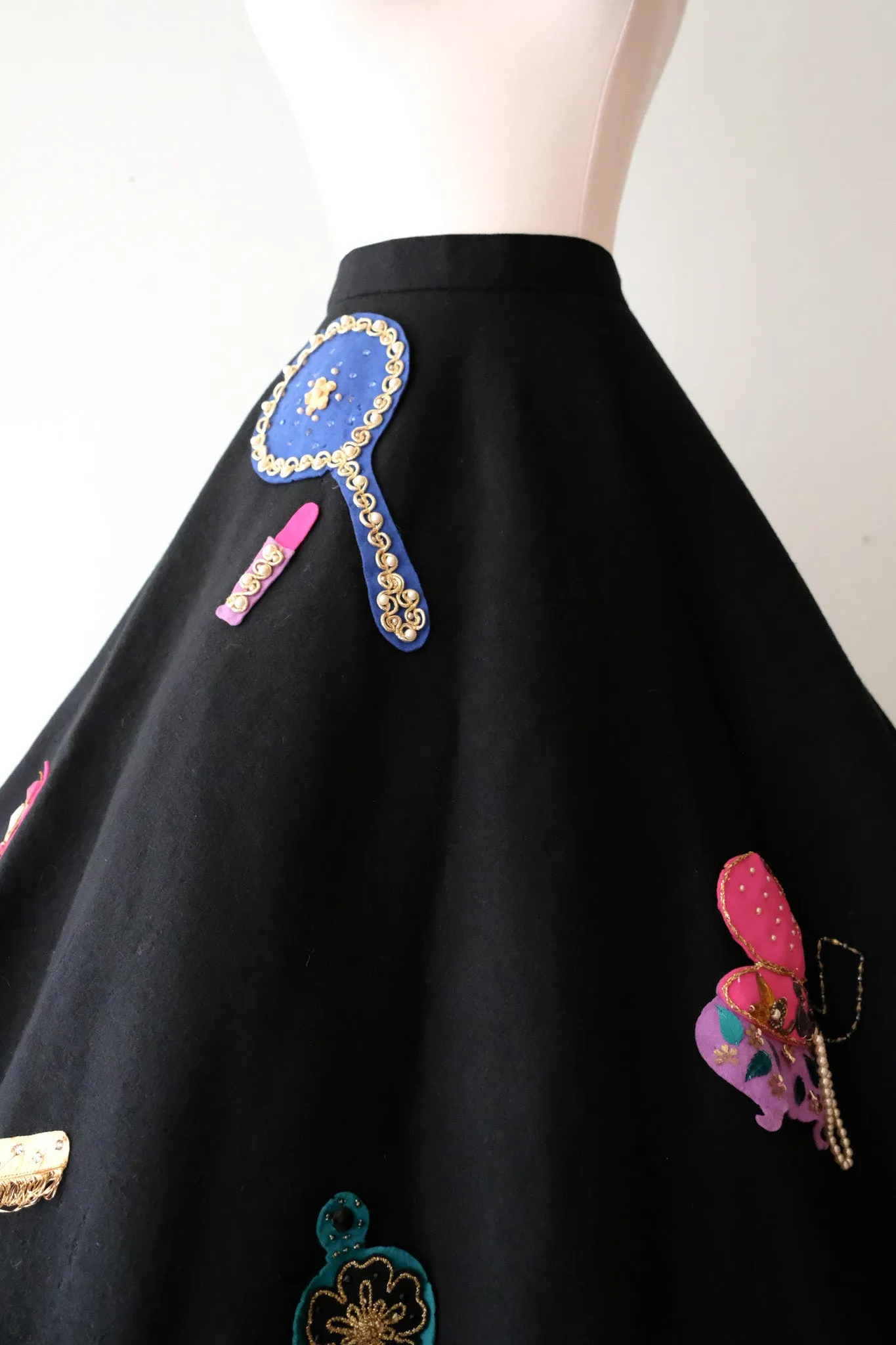 AMAZING 1950's Novelty Print Maquillage Felt Appliqué Skirt By Margie Webb / Sz XS