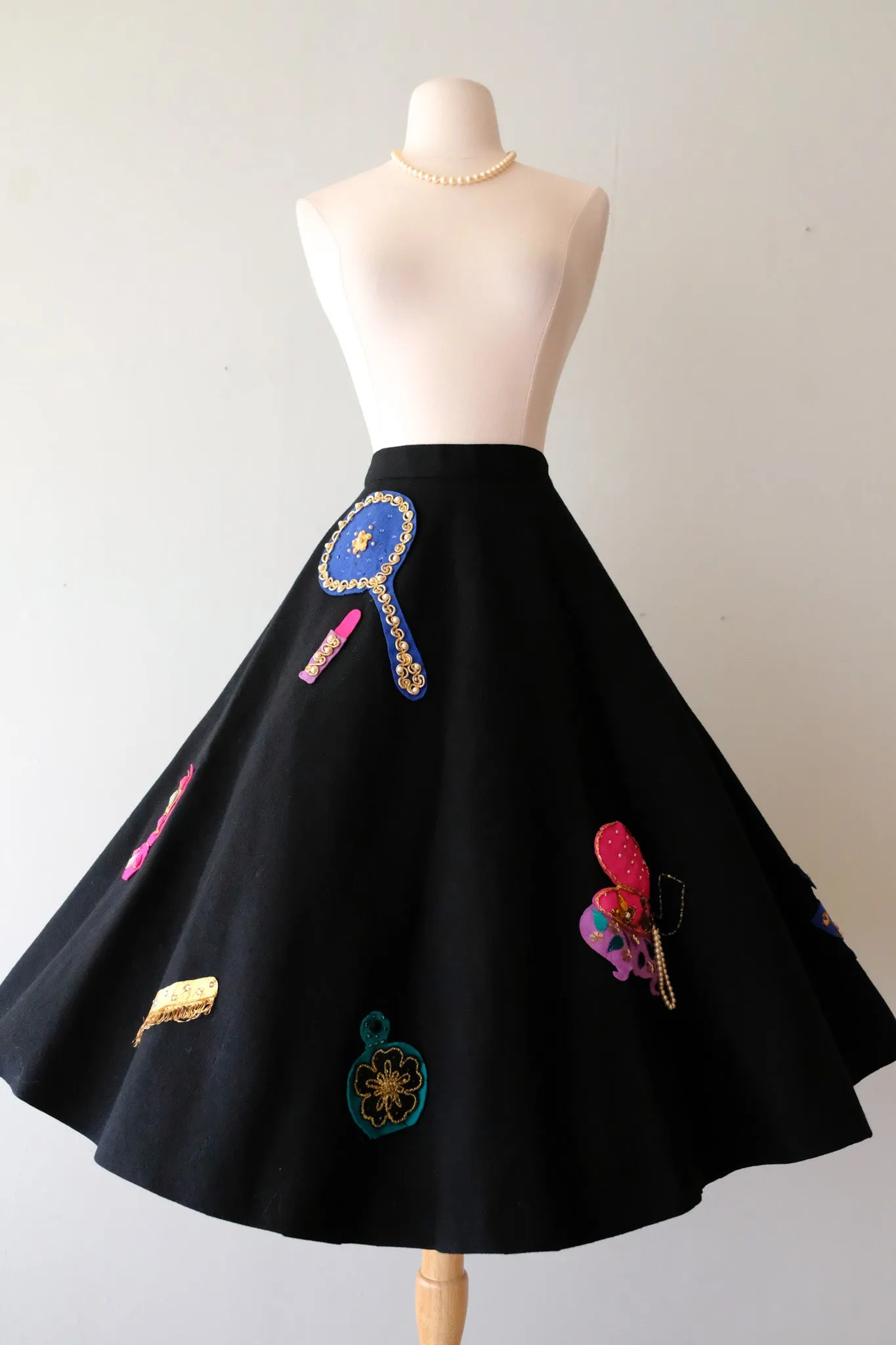 AMAZING 1950's Novelty Print Maquillage Felt Appliqué Skirt By Margie Webb / Sz XS