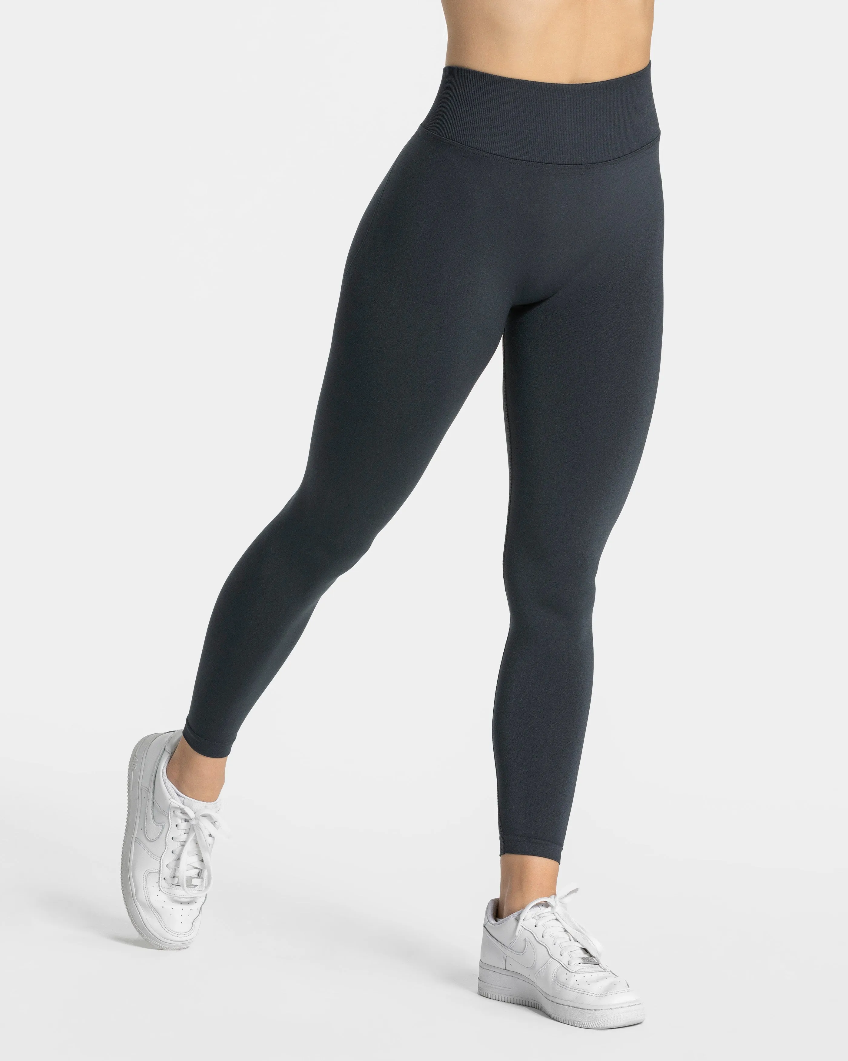 Essence V-Back Covert Scrunch Leggings "Ebony"